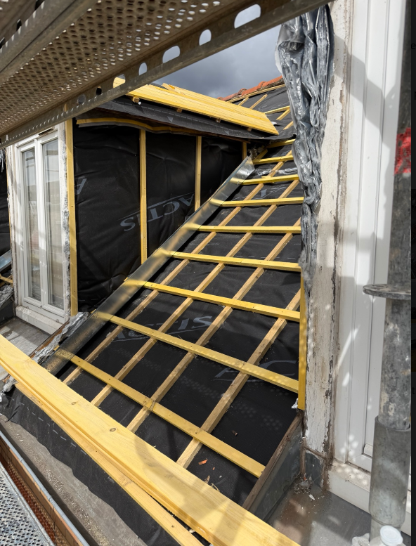 Rénovation complète de toiture et lucarne en zinc