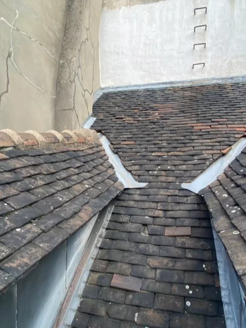 Rénovation d’une toiture en tuiles et zinc avec remplacement de Velux
