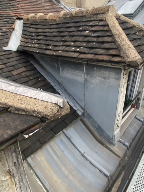 Rénovation d’une toiture en tuiles et zinc avec remplacement de Velux