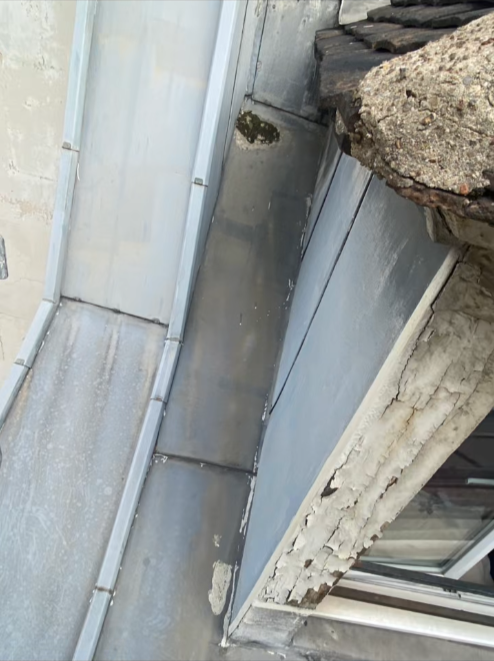Rénovation d’une toiture en tuiles et zinc avec remplacement de Velux
