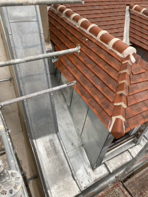 Rénovation d’une toiture en tuiles et zinc avec remplacement de Velux