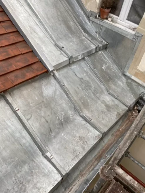 Rénovation d’une toiture en tuiles et zinc avec remplacement de Velux