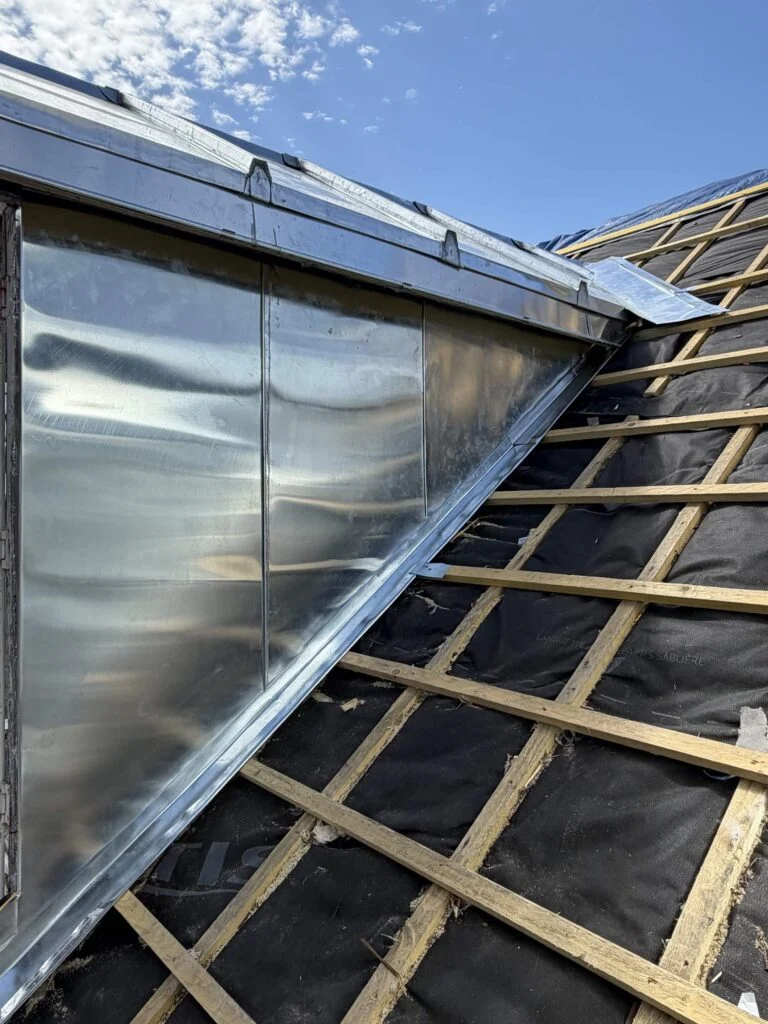 Rénovation complète de toiture et lucarne en zinc