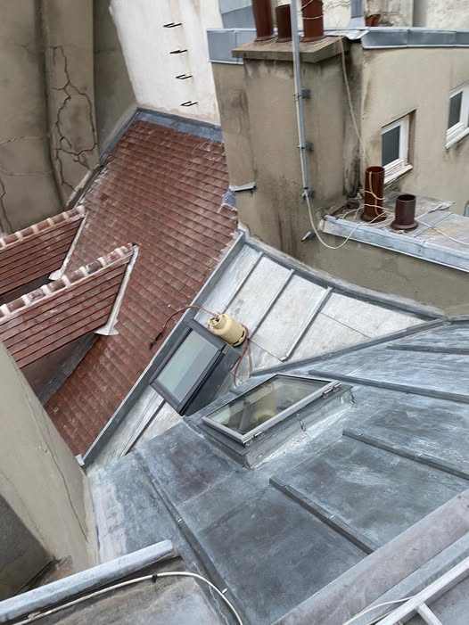 Rénovation d’une toiture en tuiles et zinc avec remplacement de Velux