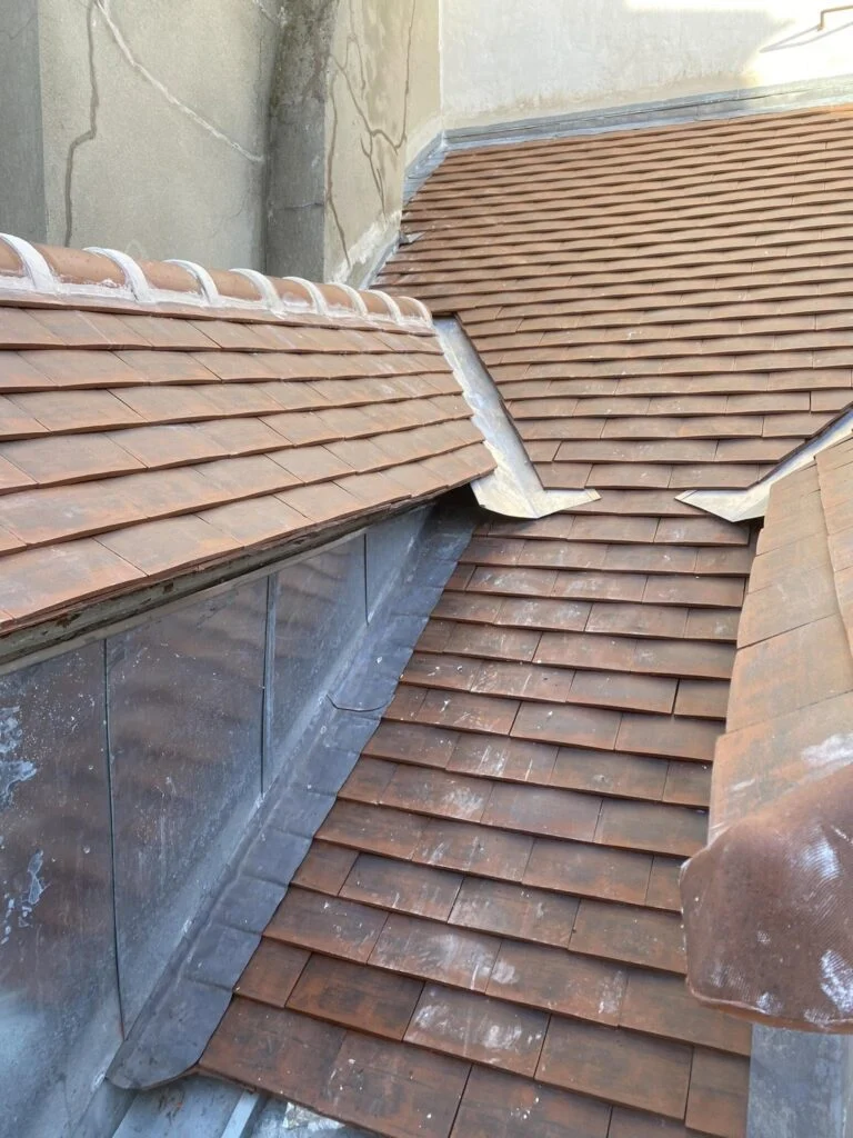 Rénovation d’une toiture en tuiles et zinc avec remplacement de Velux