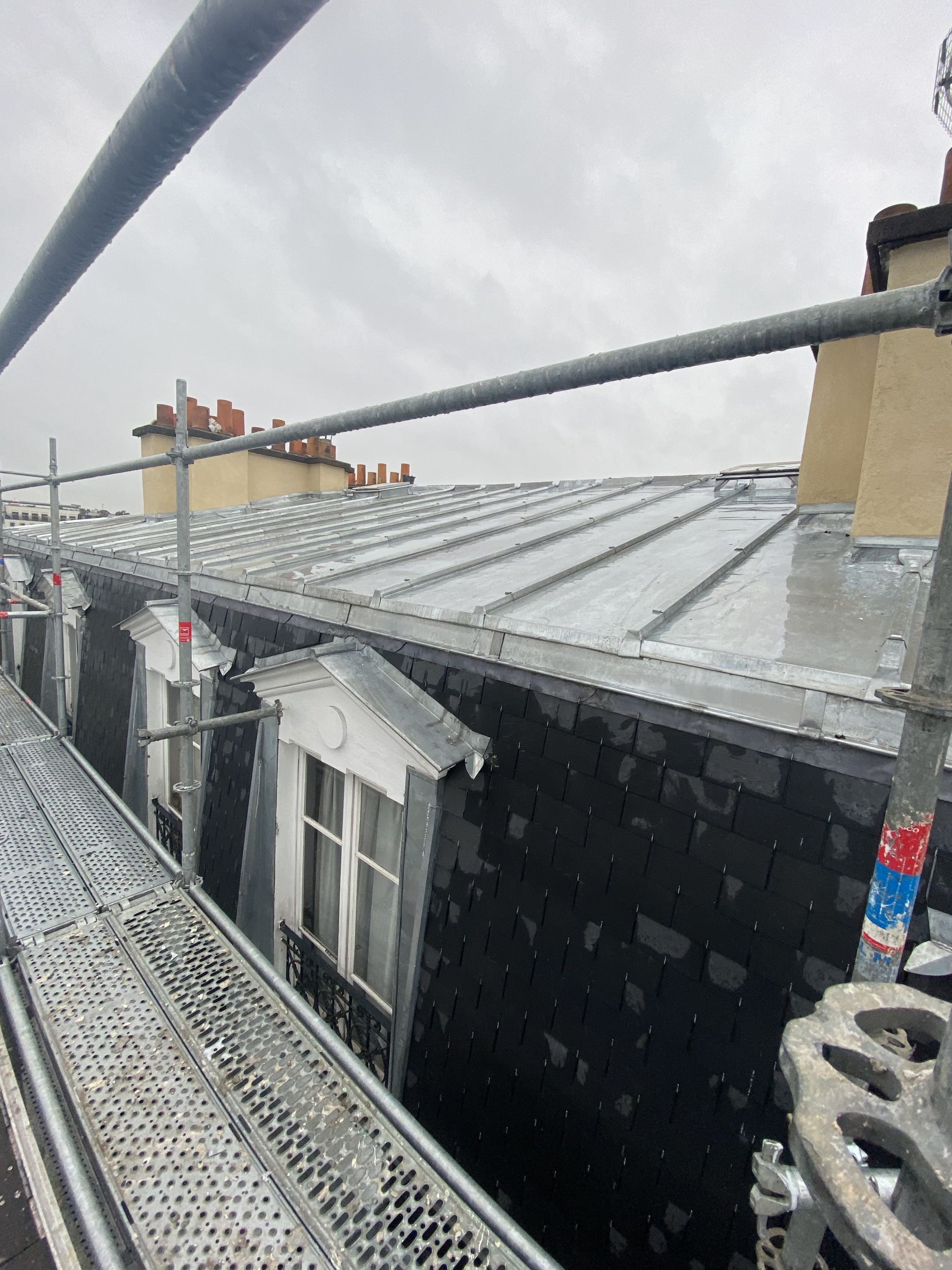 Rénovation complète d’un brisis en ardoise et d’une toiture en zinc